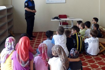Polis Kur'ân kurslarında çocukları bilgilendirdi
