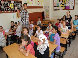 Yaz tatilinde boşalan okulu Suriyeli çocuklar doldurdu