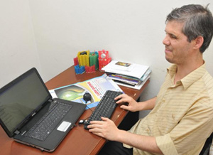 Görme engelli öğretici, Kur'an-ı Kerim öğretiyor