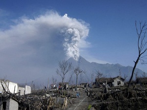 Endonezya'da yanardağ faaliyete geçti