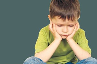 Çocuğuna sevgi göstermeyen aileler dikkat