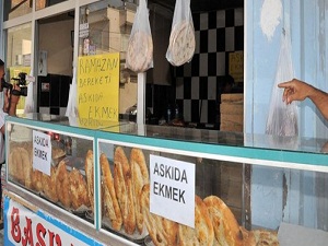 Yoksullara yardım için askıda ekmek uygulaması