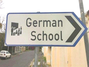 Alman okullarında mini etek ve dekolte yasağı