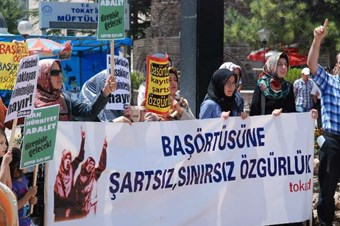 Başörtüsü eyleminde MEB protesto edildi