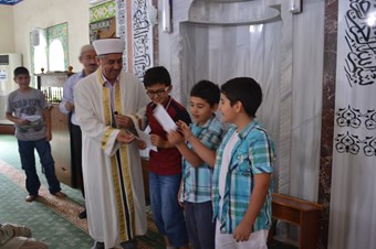 Cemaatle namaza devam ettiler, bayram harçlığını kazandılar