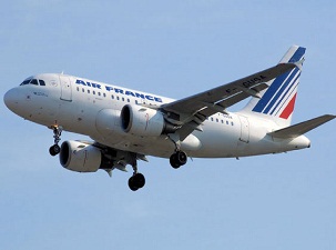 Uçaktan yolcu düştü