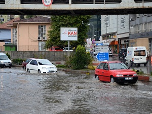 Zonguldak'ta caddeler göle döndü