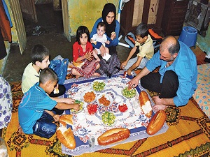 Tek göz odada Suriye’ye dönme umuduyla iftar açıyorlar