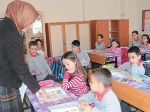 Öğretmenler derslere başörtülü girebilecek