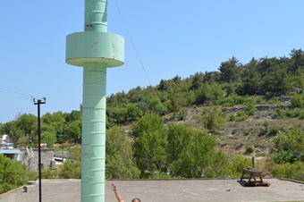 Mazot varilinden yapılan cami minaresi dikkat çekiyor