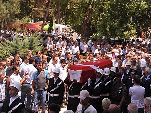 Şehit polis toprağa verildi