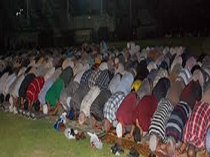 Teravih namazını stadyumda kıldılar