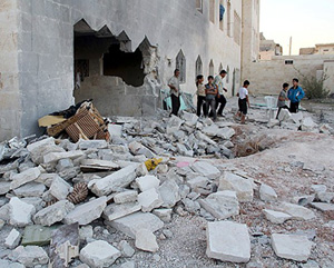 Esed güçleri camide Kur'an okuyanları bombaladı