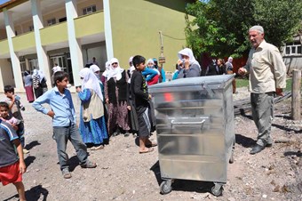 Vali eşi, köylere çöp konteyneri götürdü