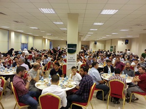 Sadakataşı Derneğinden mültecilere iftar yemeği