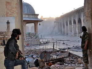 Halep'teki tarihi Emevi Cami içinde keskin nişancı savaşı