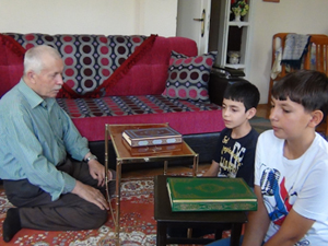 Kaset dinleyerek hafız oldu şimdi de öğretiyor