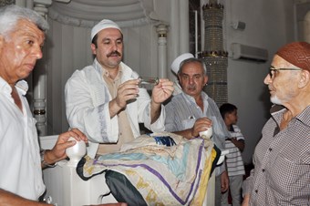 Alanya'da 200 yıldır muhafaza edilen Sakal-ı Şerif'e yoğun ilgi