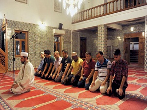 Kadir Gecesi’ni ‘cemaatle teheccüd’ kılarak arıyorlar