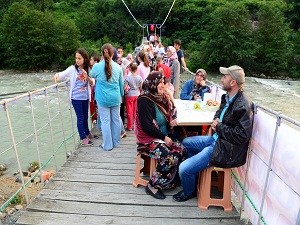 Tarihi asma köprü üzerinde iftar