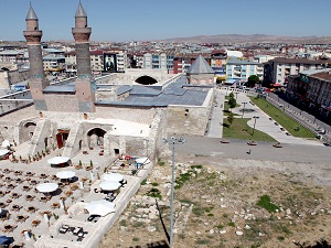 Çifte Minareli Medrese'nin kalıntılarının üzeri kapatıldı