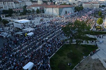 Binlerce İnsan Tek Bir Sofra