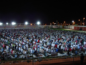 Stadı bu sefer teravih için gelen cemaat doldurdu