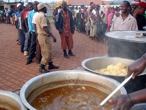 Türk doktorlardan Uganda'da iftar