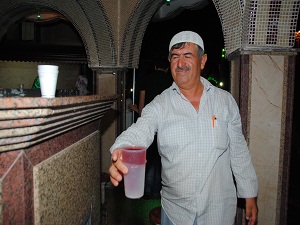 Kadir Gecesi'nde şadırvandan 3 ton Osmanlı şerbeti aktı