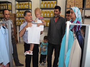 Bayram öncesi ihtiyaç sahibi ailelere gıda ve giyecek yardımı