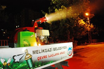 Belediye haşeratlarla gece mücadele ediyor