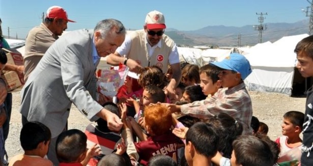 Suriyelilere bayram şekeri