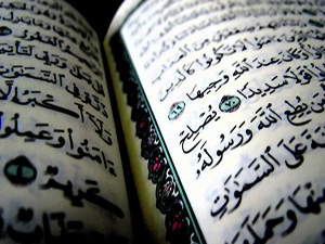 Göklerde ve yerde bulunan herkes Allah'a secde eder