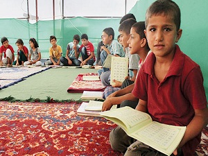 Tarım işçilerinin çocukları çadırda Kur’an-ı Kerim öğreniyor