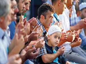 Bayram namazında ailecek saf tutun