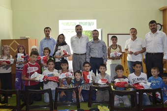 Kur'an kursuna katılan öğrencilere hediye