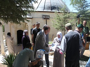 Mezarlara ziyarete gidenlere Kur’an-ı Kerim