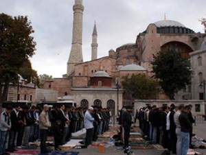 Bayram namazını Ayasofya önünde kıldılar