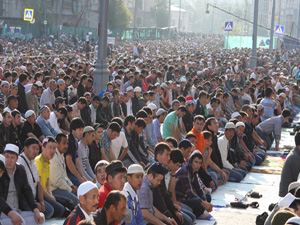 Kim derdiki Rusya caddelerinde namaz kılınacak