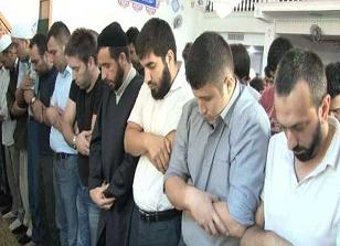 Bayram namazı iki kez kılındı