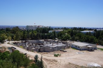 ÇÜ 57. Alay Şehitleri Camii inşaatı parasızlıktan durdu