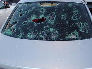 Dolu, fabrikadaki 28 bin otomobile zarar verdi