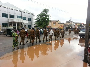 Sri Lanka'da fanatik Budistler akşam namazında camiyi taşladı
