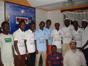 Afrika'nın Risale-i Nur tişörtlü Nur talebeleri