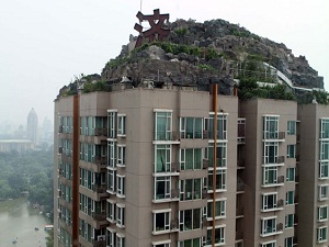 Çılgın Prof. gökdelene ‘kaçak dağ’ yaptı