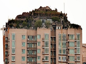 Çatıdaki dağ evi yıkılıyor!