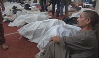 Kahire'de öldürülen yüzlerce kişinin cesedi camide bekletiliyor