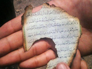 Yanan camiden kalan Kur'an parçası
