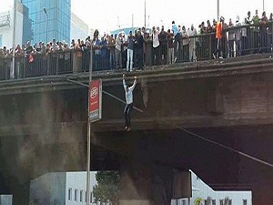 Rastgele ateşten kaçmak için köprüden atladılar