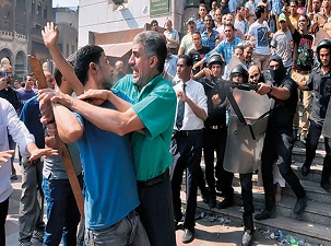 Darbecilerden, camiye sığınan göstericilere baskın